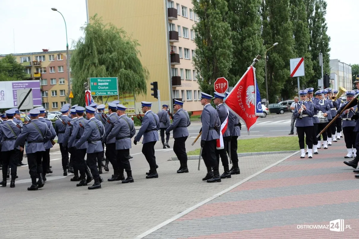 Burmistrz Bauer, wójt Kordek i ostrowscy policjanci odznaczeni (zdjęcia, wideo)