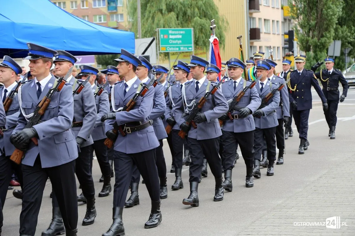Burmistrz Bauer, wójt Kordek i ostrowscy policjanci odznaczeni (zdjęcia, wideo)
