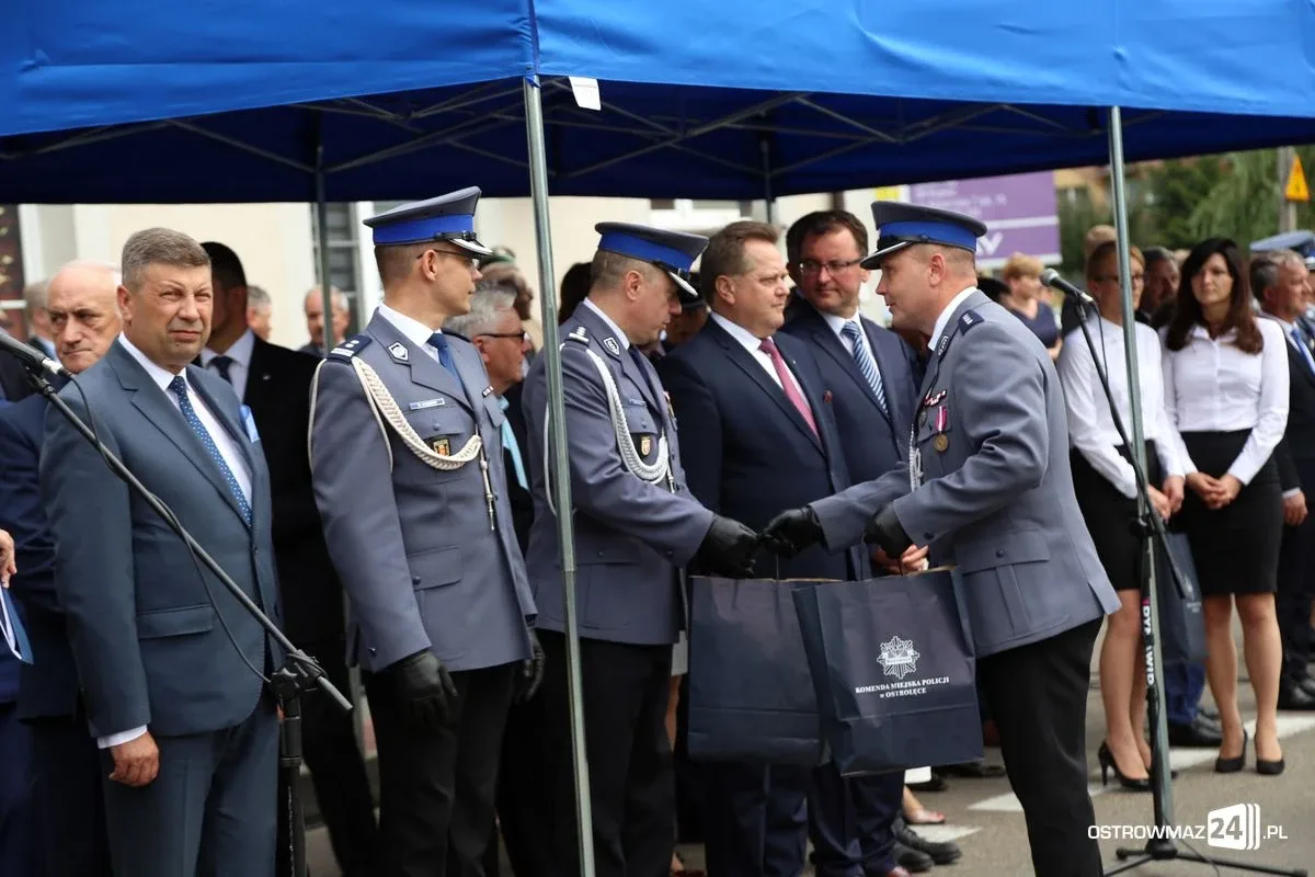 Burmistrz Bauer, wójt Kordek i ostrowscy policjanci odznaczeni (zdjęcia, wideo)