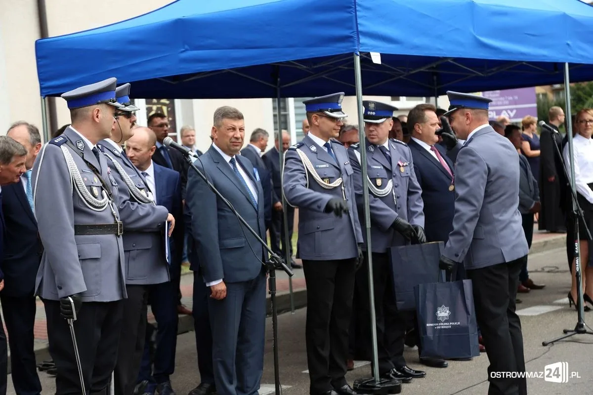Burmistrz Bauer, wójt Kordek i ostrowscy policjanci odznaczeni (zdjęcia, wideo)