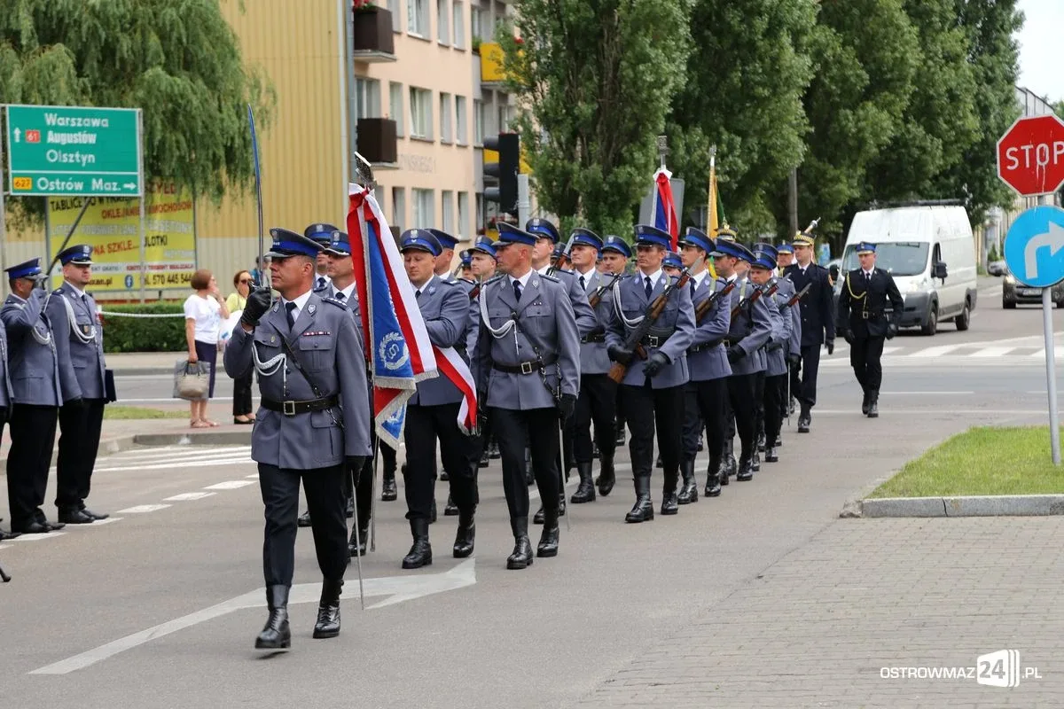 Burmistrz Bauer, wójt Kordek i ostrowscy policjanci odznaczeni (zdjęcia, wideo)