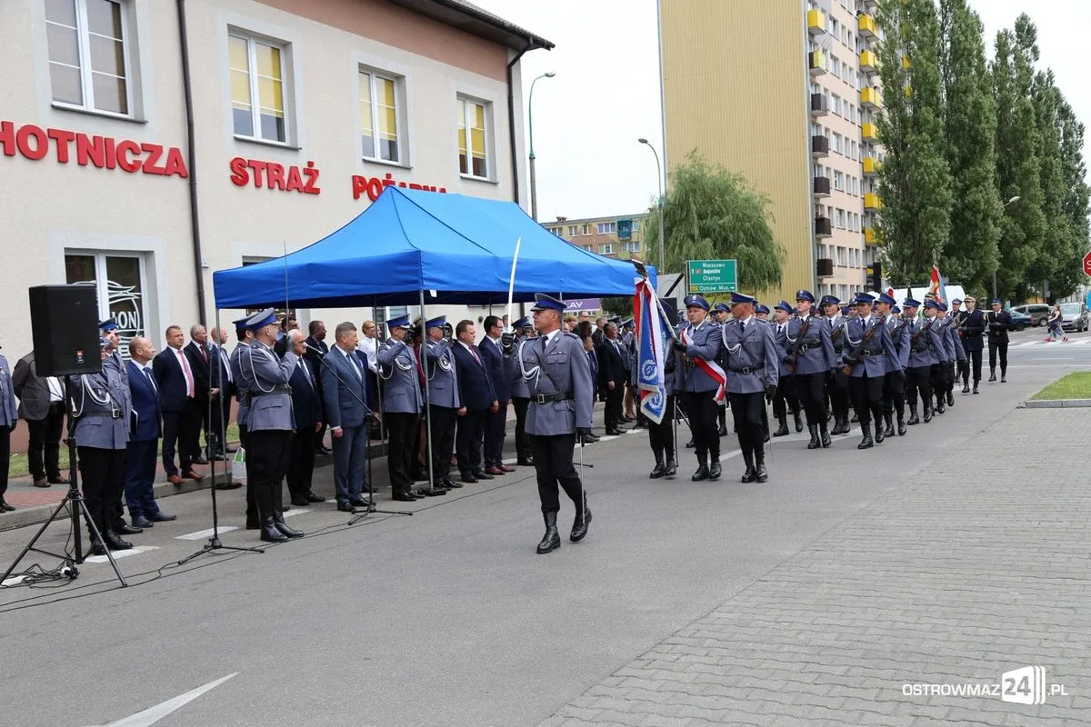 Burmistrz Bauer, wójt Kordek i ostrowscy policjanci odznaczeni (zdjęcia, wideo)