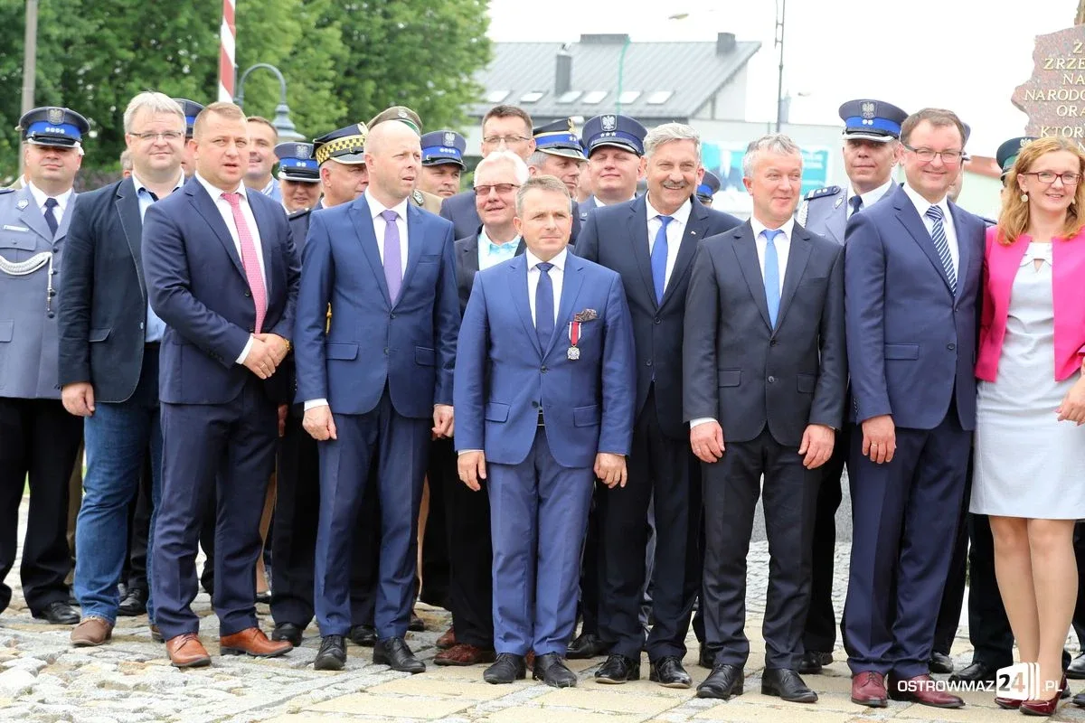Burmistrz Bauer, wójt Kordek i ostrowscy policjanci odznaczeni (zdjęcia, wideo)