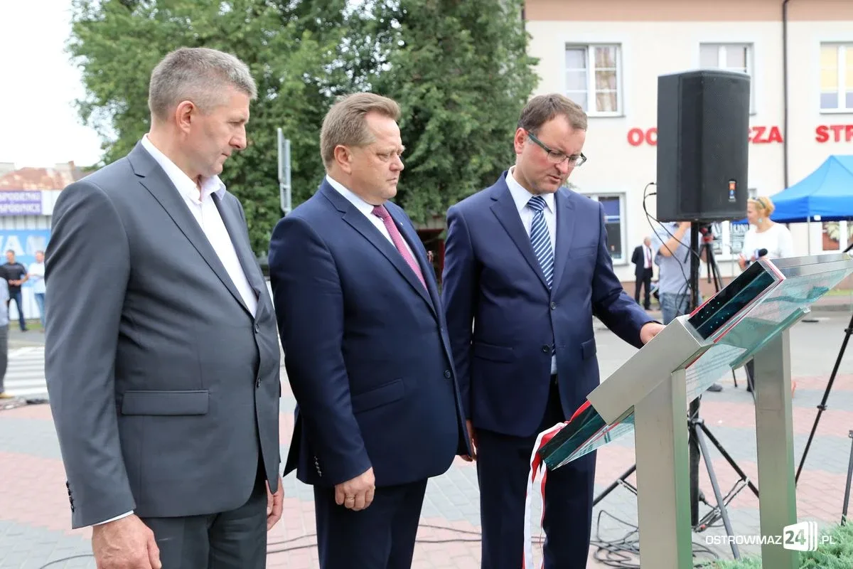Burmistrz Bauer, wójt Kordek i ostrowscy policjanci odznaczeni (zdjęcia, wideo)