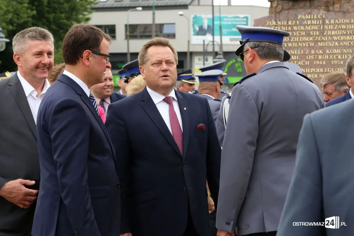 Burmistrz Bauer, wójt Kordek i ostrowscy policjanci odznaczeni (zdjęcia, wideo)