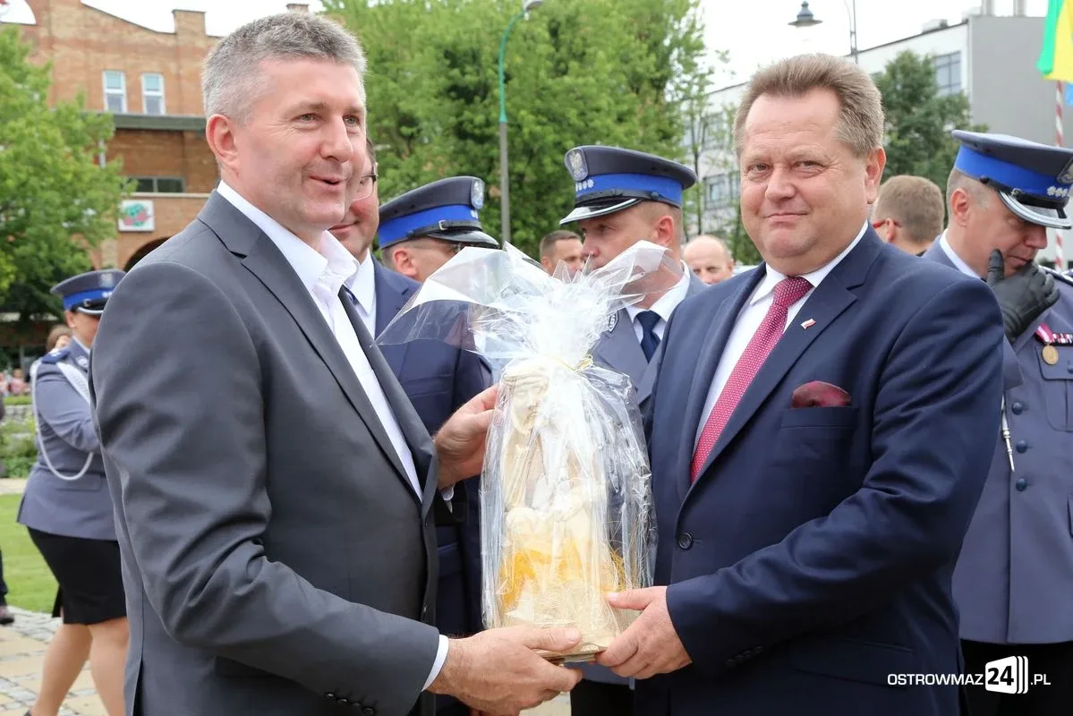 Burmistrz Bauer, wójt Kordek i ostrowscy policjanci odznaczeni (zdjęcia, wideo)