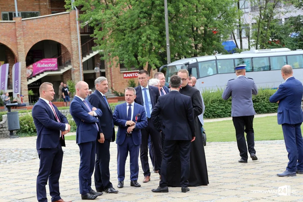 Burmistrz Bauer, wójt Kordek i ostrowscy policjanci odznaczeni (zdjęcia, wideo)