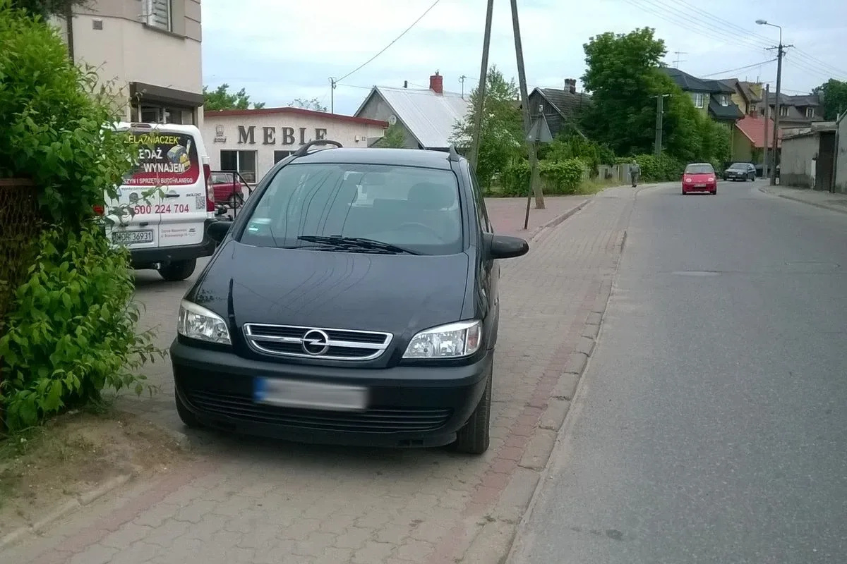 Mistrzowie parkowania przy ul. Broniewskiego (zdjęcia)