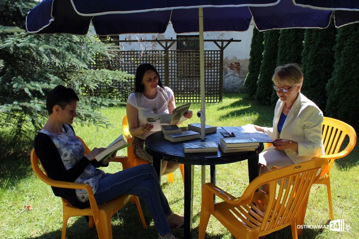 Biblioteka zaprasza do czytelni na świeżym powietrzu (zdjęcia)