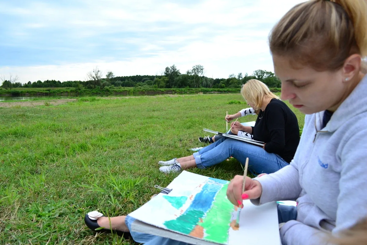 Plener malarski na nadbużańskiej plaży w Broku (zdjęcia)