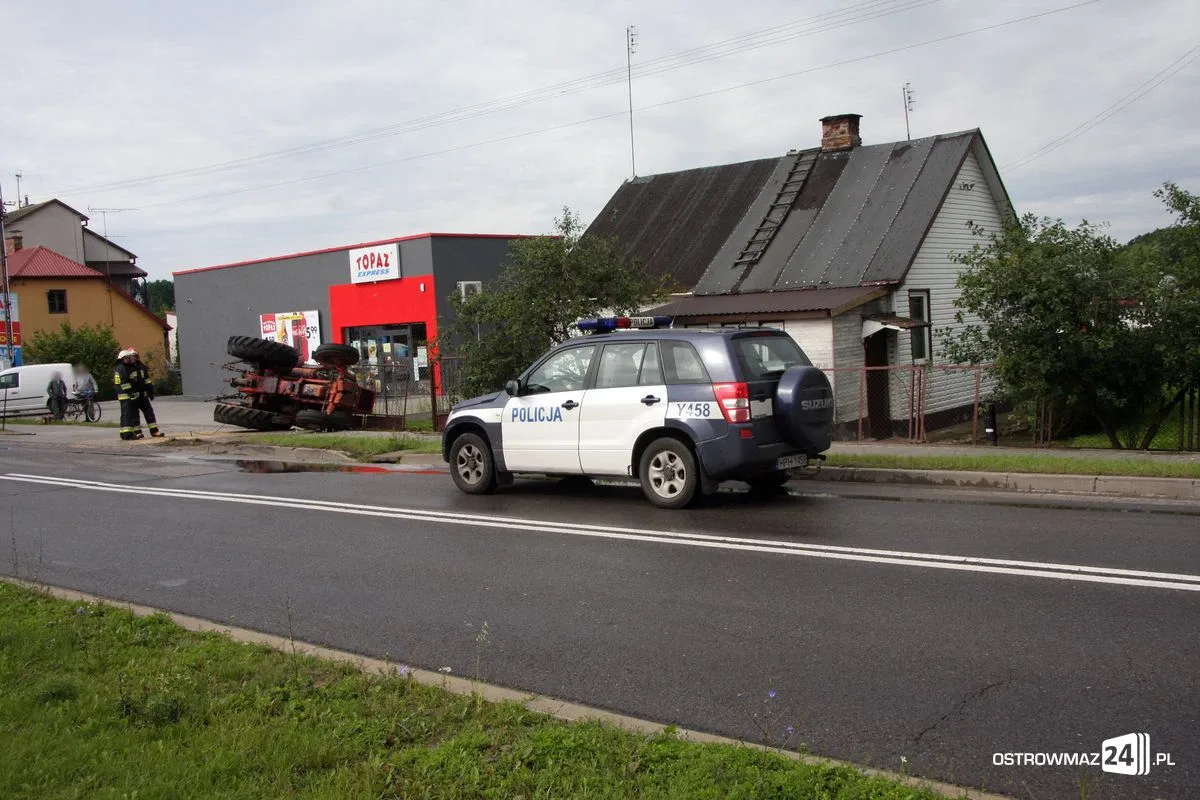 Nietypowa kolizja ciągnika rolniczego (zdjęcia)
