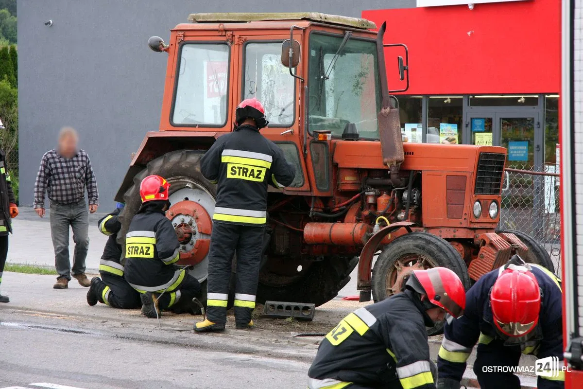 Nietypowa kolizja ciągnika rolniczego (zdjęcia)