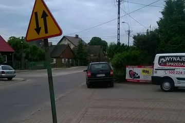 Mistrzowie parkowania przy ul. Broniewskiego (zdjęcia)