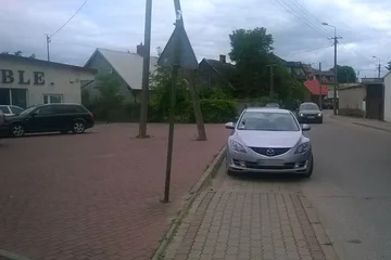 Mistrzowie parkowania przy ul. Broniewskiego (zdjęcia)