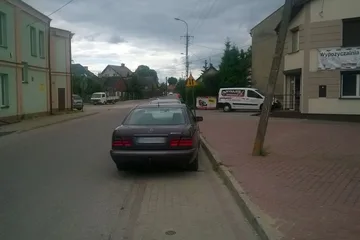 Mistrzowie parkowania przy ul. Broniewskiego (zdjęcia)