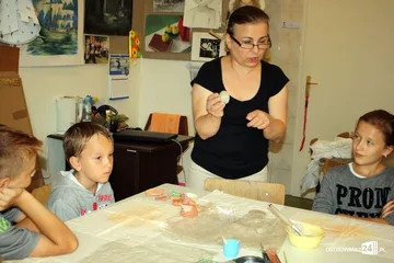 Podopieczni świetlicy socjoterapeutycznej na warsztatach ceramicznych (zdjęcia)