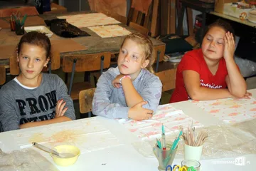 Podopieczni świetlicy socjoterapeutycznej na warsztatach ceramicznych (zdjęcia)