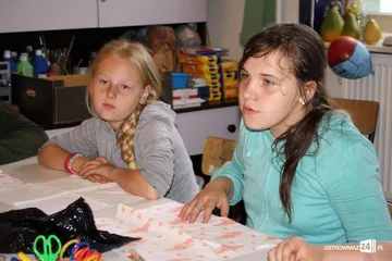 Podopieczni świetlicy socjoterapeutycznej na warsztatach ceramicznych (zdjęcia)