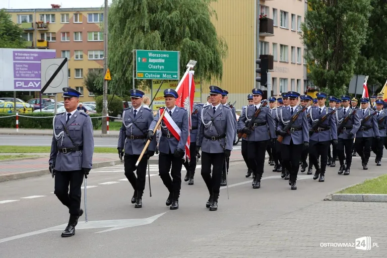 Burmistrz Bauer, wójt Kordek i ostrowscy policjanci odznaczeni (zdjęcia, wideo)