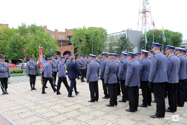 Burmistrz Bauer, wójt Kordek i ostrowscy policjanci odznaczeni (zdjęcia, wideo)