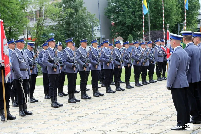 Burmistrz Bauer, wójt Kordek i ostrowscy policjanci odznaczeni (zdjęcia, wideo)