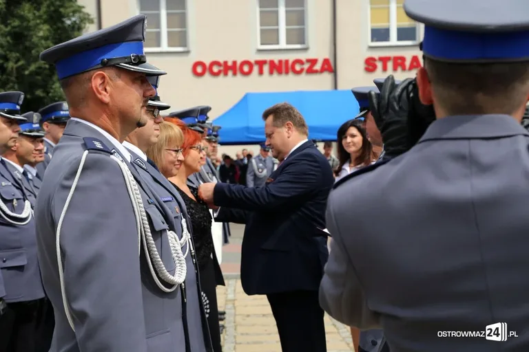 Burmistrz Bauer, wójt Kordek i ostrowscy policjanci odznaczeni (zdjęcia, wideo)