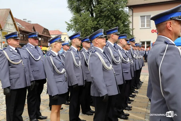 Burmistrz Bauer, wójt Kordek i ostrowscy policjanci odznaczeni (zdjęcia, wideo)