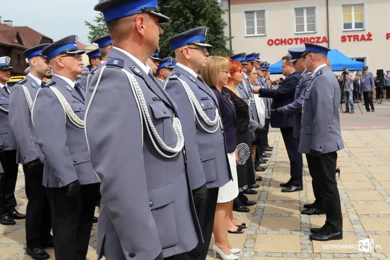 Burmistrz Bauer, wójt Kordek i ostrowscy policjanci odznaczeni (zdjęcia, wideo)