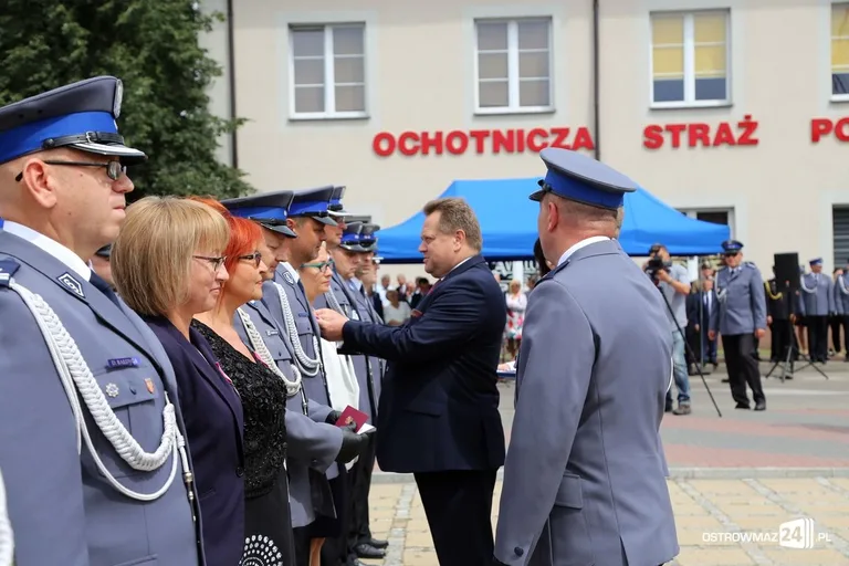 Burmistrz Bauer, wójt Kordek i ostrowscy policjanci odznaczeni (zdjęcia, wideo)
