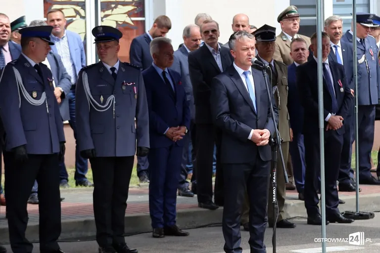 Burmistrz Bauer, wójt Kordek i ostrowscy policjanci odznaczeni (zdjęcia, wideo)