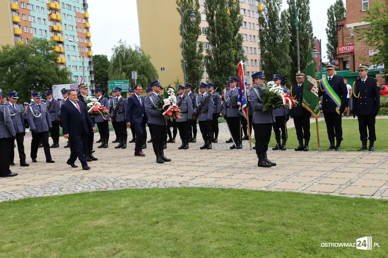 Burmistrz Bauer, wójt Kordek i ostrowscy policjanci odznaczeni (zdjęcia, wideo)