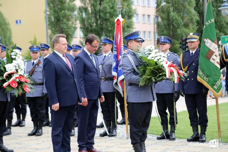 Burmistrz Bauer, wójt Kordek i ostrowscy policjanci odznaczeni (zdjęcia, wideo)