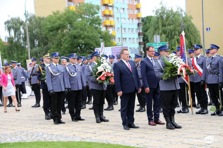 Burmistrz Bauer, wójt Kordek i ostrowscy policjanci odznaczeni (zdjęcia, wideo)