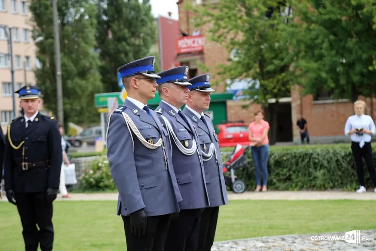 Burmistrz Bauer, wójt Kordek i ostrowscy policjanci odznaczeni (zdjęcia, wideo)