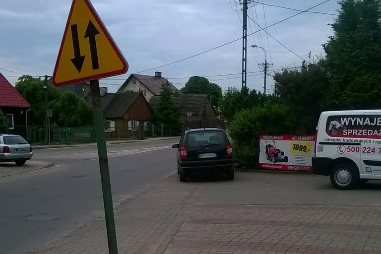 Mistrzowie parkowania przy ul. Broniewskiego (zdjęcia)