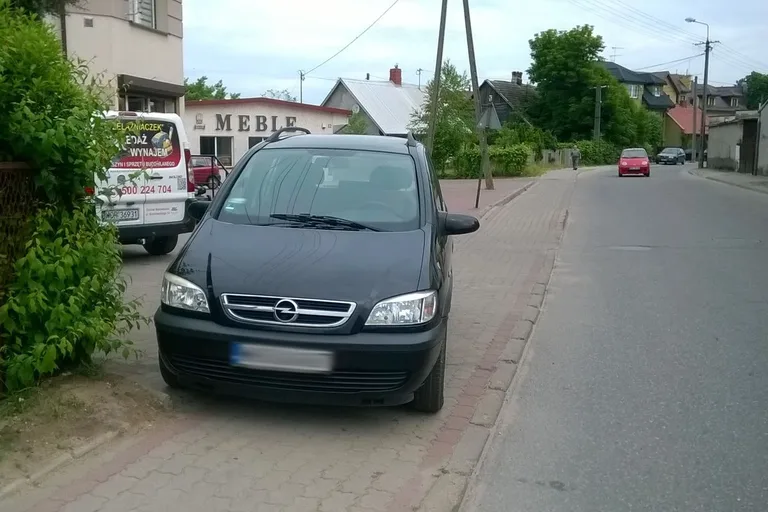 Mistrzowie parkowania przy ul. Broniewskiego (zdjęcia)