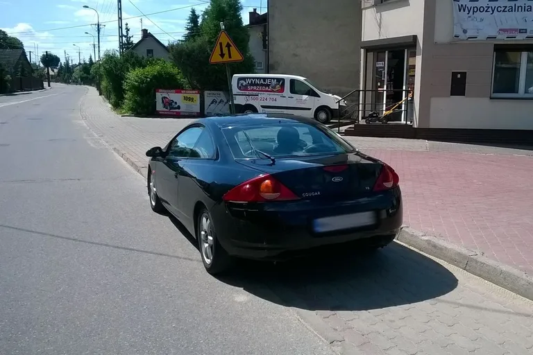 Mistrzowie parkowania przy ul. Broniewskiego (zdjęcia)