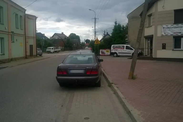 Mistrzowie parkowania przy ul. Broniewskiego (zdjęcia)