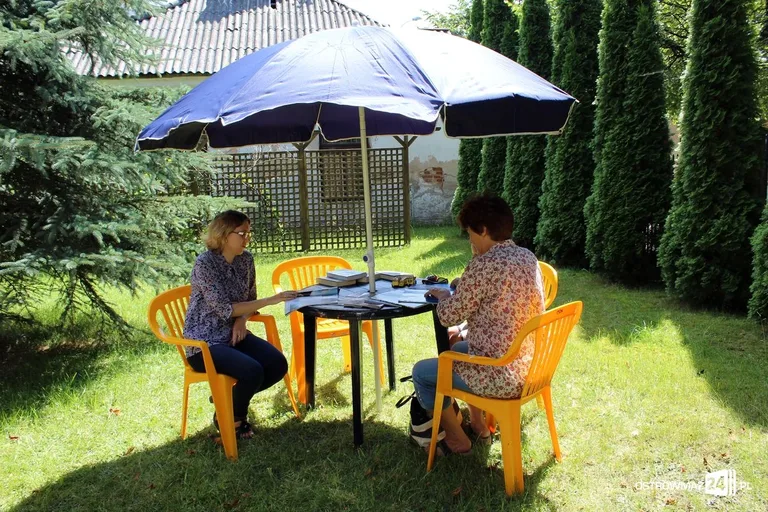 Biblioteka zaprasza do czytelni na świeżym powietrzu (zdjęcia)