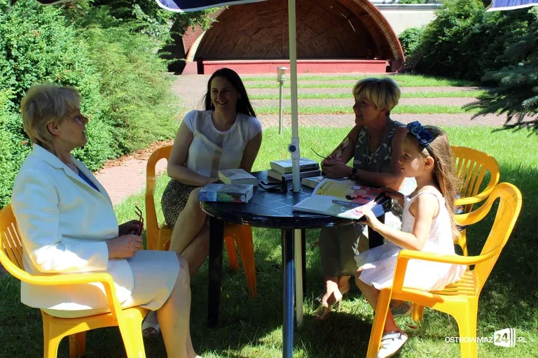 Biblioteka zaprasza do czytelni na świeżym powietrzu (zdjęcia)