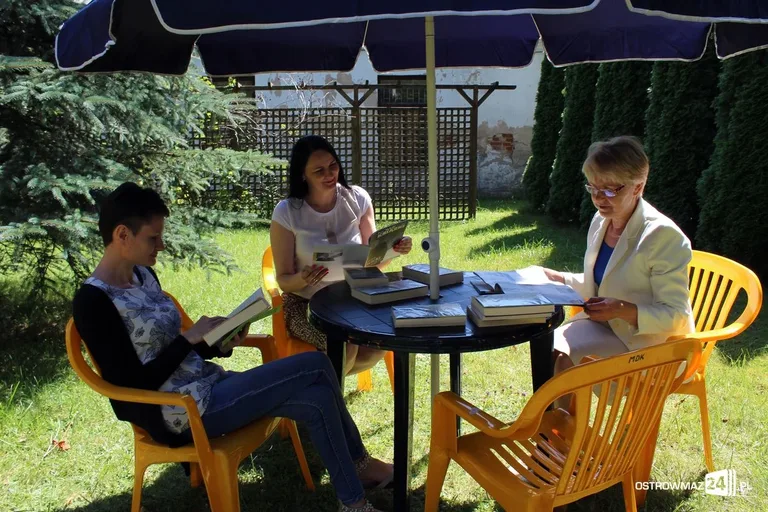 Biblioteka zaprasza do czytelni na świeżym powietrzu (zdjęcia)