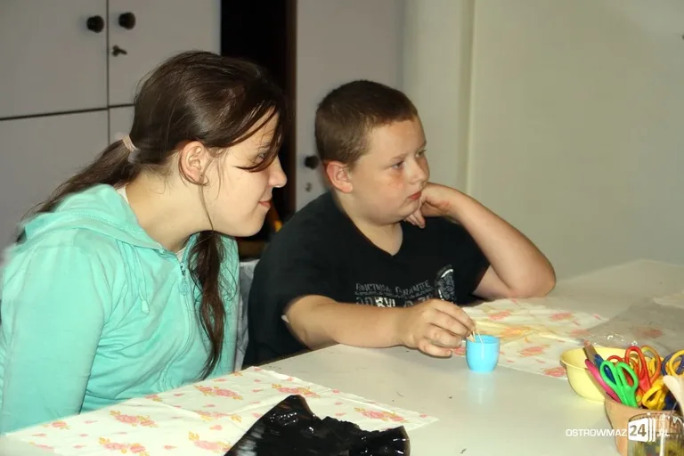 Podopieczni świetlicy socjoterapeutycznej na warsztatach ceramicznych (zdjęcia)