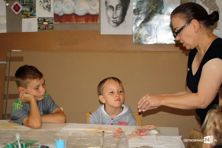 Podopieczni świetlicy socjoterapeutycznej na warsztatach ceramicznych (zdjęcia)