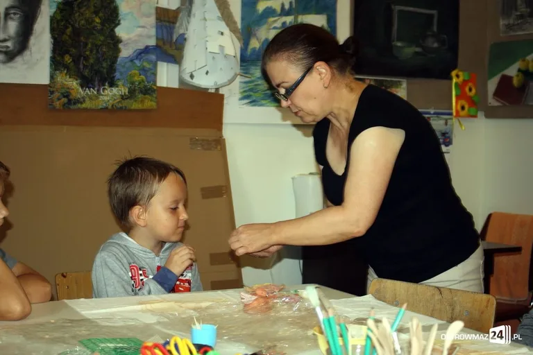 Podopieczni świetlicy socjoterapeutycznej na warsztatach ceramicznych (zdjęcia)