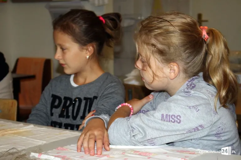 Podopieczni świetlicy socjoterapeutycznej na warsztatach ceramicznych (zdjęcia)