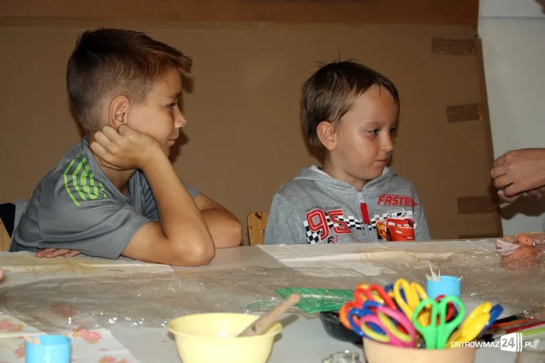 Podopieczni świetlicy socjoterapeutycznej na warsztatach ceramicznych (zdjęcia)