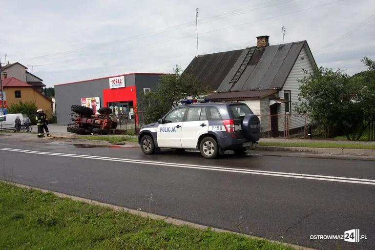 Nietypowa kolizja ciągnika rolniczego (zdjęcia)