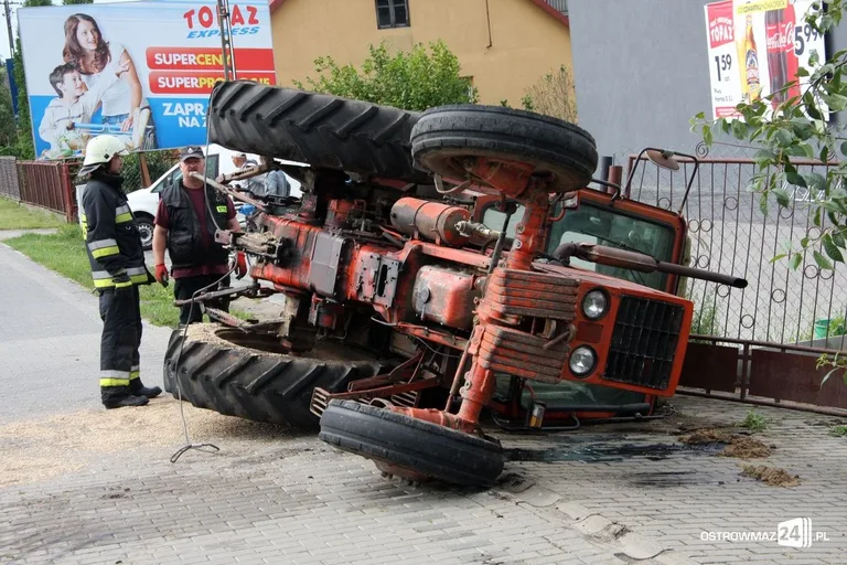Nietypowa kolizja ciągnika rolniczego (zdjęcia)