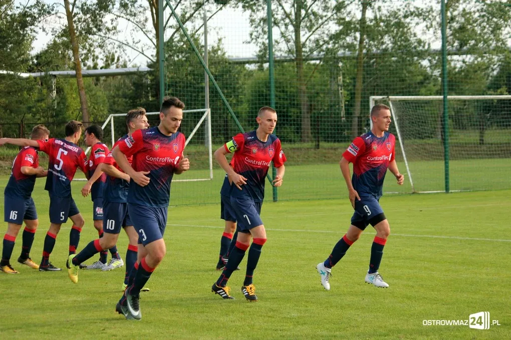 Święto piłki w Ostrołęce. Lekcja futbolu dla GKS Andrzejewo (zdjęcia)