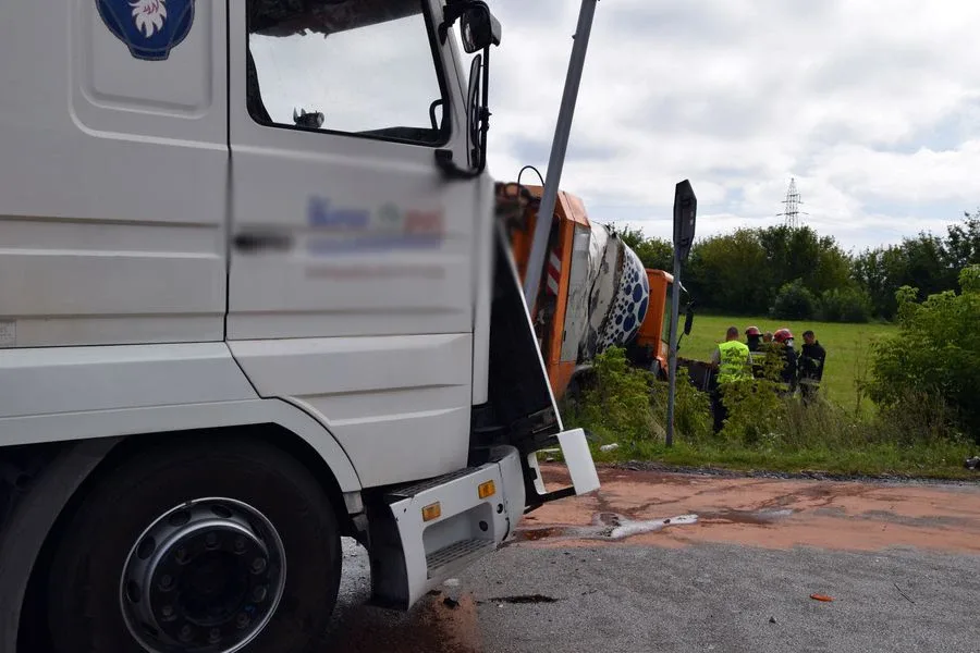 Zderzenie śmieciarki z ciężarówką na drodze krajowej nr 60 (zdjęcia, aktualizacja)